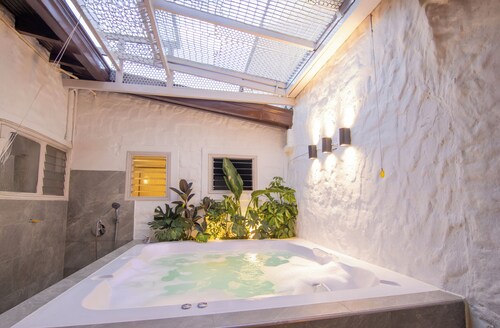 House in Medellin : Groups : Jacuzzi : 20 Guests