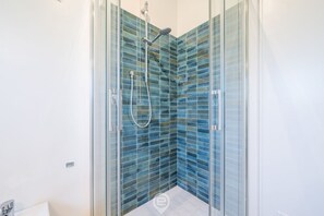 Een douche, een haardroger, een bidet, handdoeken