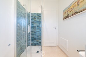 Bruser, hårtørrer, bidet, håndklæder