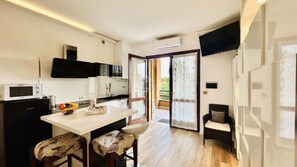 Oven, dishwasher, cookware/dishes/utensils, spices - Sole Apartment - Relax in piscina nel cuore di Sirmione (Sirmione)