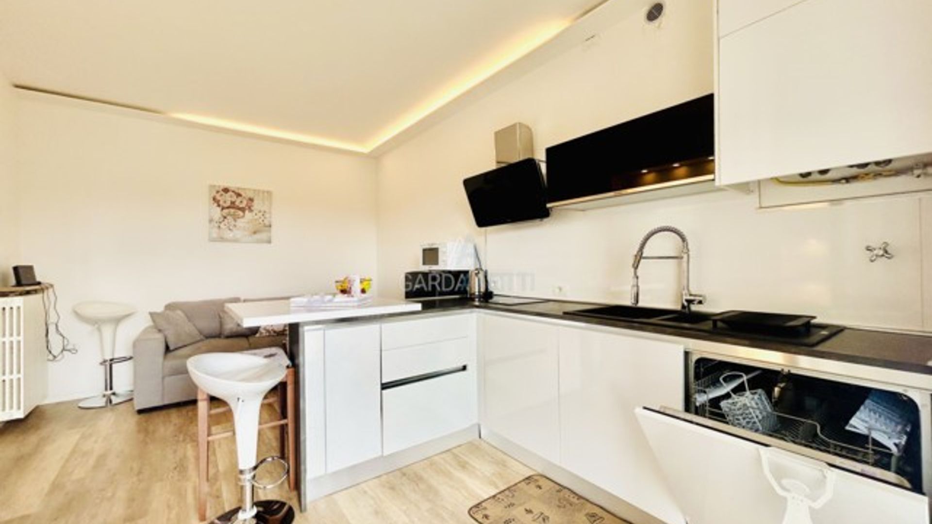 Four, lave-vaisselle, batterie de cuisine, vaisselle et ustensiles