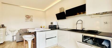 Ofen, Geschirrspüler, Kochgeschirr/Geschirr/Besteck, Gewürze