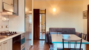 Oven, cookware/dishes/utensils, spices - Little Italy Apartment - 5 minutes from the Lake (Sirmione)