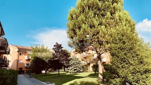 Property grounds - Little Italy Apartment - 5 minutes from the Lake (Sirmione)