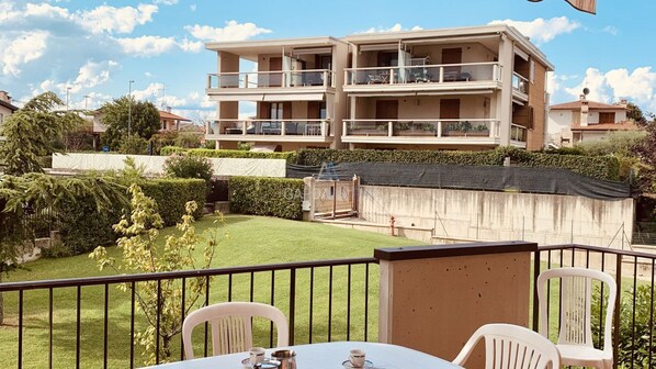 Outdoor dining - Little Italy Apartment - 5 minutes from the Lake (Sirmione)