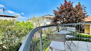 Outdoor dining - LaSirmioncina Apartment - Just a 2-minute walk from the Lake (Sirmione)