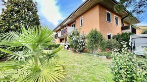 Property grounds - Anubi Apartment - 5 min from Lake Garda - Private garden (Sirmione)