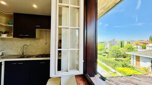 Oven, cookware/dishes/utensils, spices - Parigi Apartment - 200m dal Lago con Vista Piscina (Sirmione)