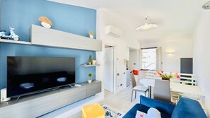 Living area - Parigi Apartment - 200m dal Lago con Vista Piscina (Sirmione)