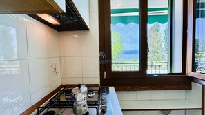 Oven, dishwasher, cookware/dishes/utensils, spices - Little Venezia Apartment - Relax in the swimming pool facing the lake (Sirmione)