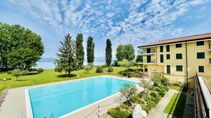 Pool - Little Venezia Apartment - Relax in the swimming pool facing the lake (Sirmione)