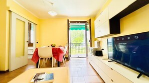 Interior - Little Venezia Apartment - Relax in the swimming pool facing the lake (Sirmione)