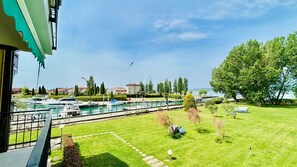Property grounds - Little Venezia Apartment - Relax in the swimming pool facing the lake (Sirmione)