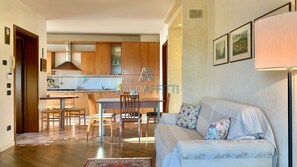 Living area - Platino Apt - 3 Swimming Pools, a Bar and Private Jacuzzi (Desenzano del Garda)