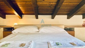 Room - Platino Apt - 3 Swimming Pools, a Bar and Private Jacuzzi (Desenzano del Garda)