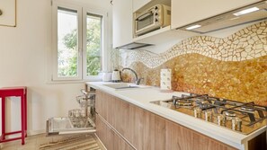 Oven, dishwasher, cookware/dishes/utensils, spices - Ametista Apartment - Eleganza e Relax a due passi dal Lago (Sirmione)