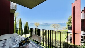 Outdoor dining - Poseidone Apartment - Lakefront - Sirmione (Sirmione)
