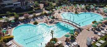 Orchidea Apartment - three pools and a bar 200m from the Lake