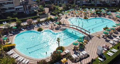 Orchidea Apartment - three pools and a bar 200m from the Lake