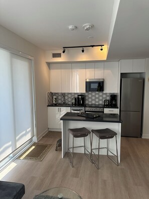 Microondas, horno, parrilla de estufa y lavavajillas