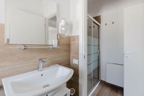 Dusche, Haartrockner, Bidet, Handtücher