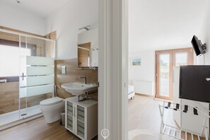 Douche, sèche-cheveux, bidet, serviettes fournies