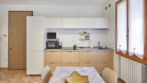 Oven, dishwasher, coffee/tea maker, cookware/dishes/utensils - Smeraldo Apartment - Vista Piscina (Sirmione)