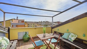 Outdoor dining - Quarzo Apartment - Comfort in piscina a Sirmione (Sirmione)