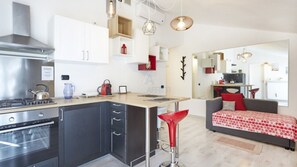 Oven, cookware/dishes/utensils, spices - Quarzo Apartment - Comfort in piscina a Sirmione (Sirmione)