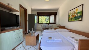 1 bedroom, WiFi - Scylla Apartment - 200 m from Lake Garda with Pool (Sirmione)