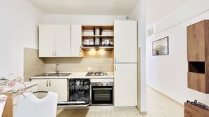 Four, lave-vaisselle, batterie de cuisine, vaisselle et ustensiles