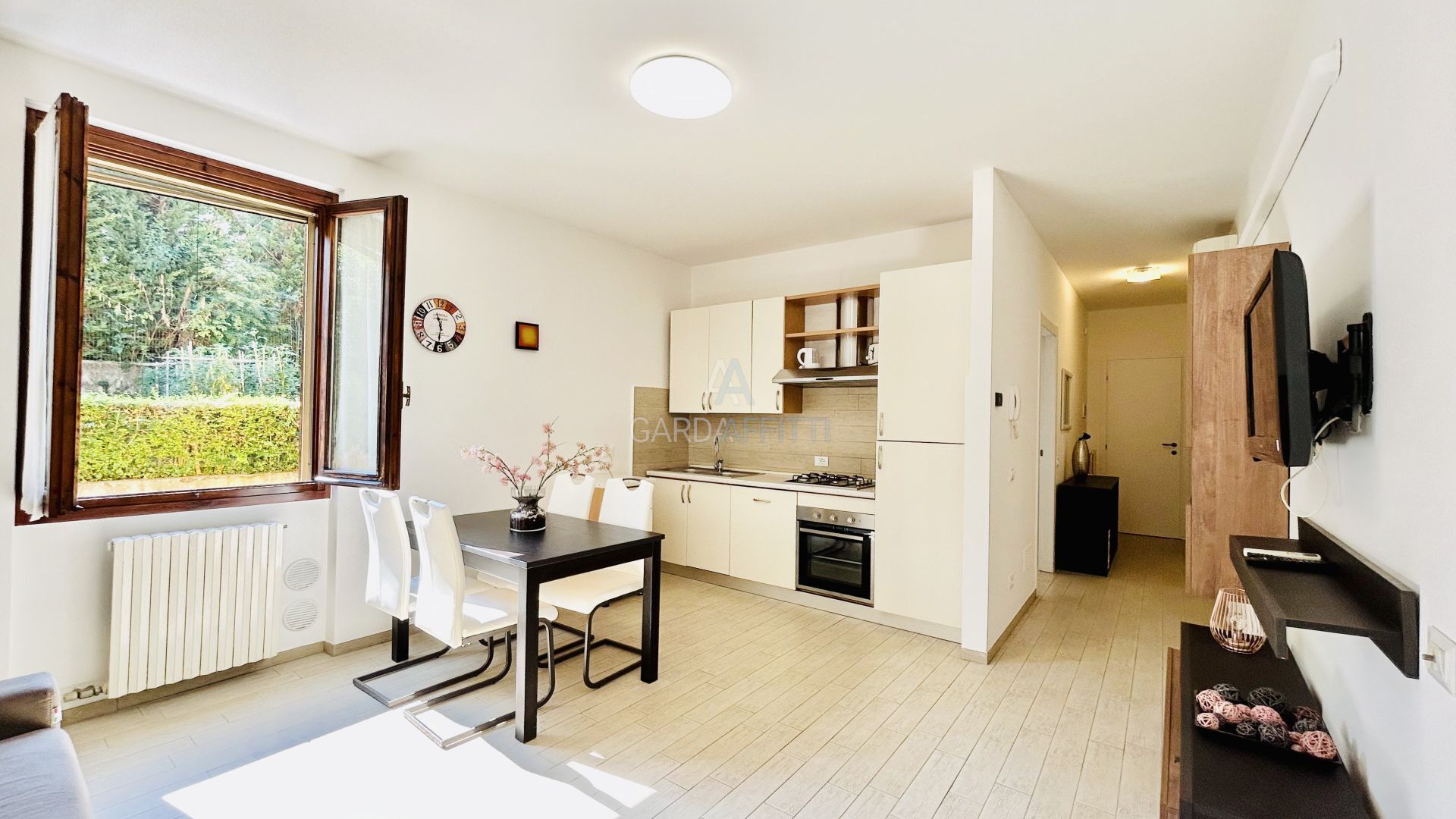 Four, lave-vaisselle, batterie de cuisine, vaisselle et ustensiles