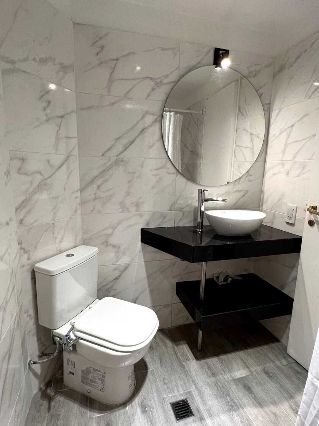 Douche, sèche-cheveux, bidet, serviettes fournies