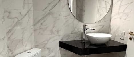 Shower, hair dryer, bidet, towels