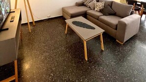 Un salon moderne avec un canapé, une table basse et une lampe sur pied.