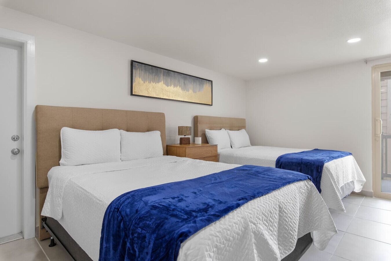 2 bedrooms, desk, WiFi, bed sheets