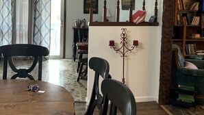 A dining area with a wooden table and chairs, a chandelier, and a bookshelf. - Charming 3-bedroom house with WiFi, AC in delightful Yellville (Yellville)