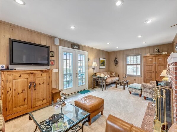 Una televisión, un reproductor de DVD