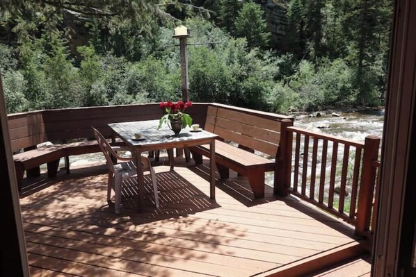 Outdoor dining - Create Memories at This Romantic Riverfront Cabin Near Estes Park (Drake)