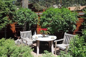 Outdoor dining - Create Memories at This Romantic Riverfront Cabin Near Estes Park (Drake)