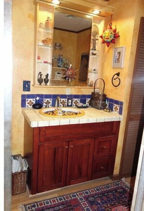 Hair dryer, towels, soap, shampoo - Create Memories at This Romantic Riverfront Cabin Near Estes Park (Drake)