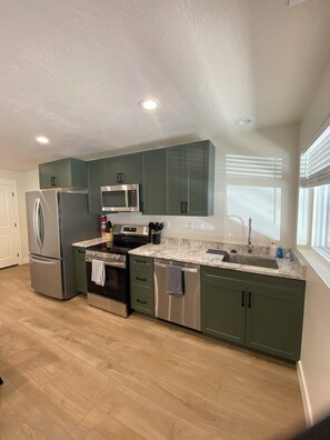 Mikrobølgeovn, ovn, kokeplater og oppvaskmaskin