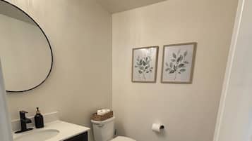Regadera, toallas, jabón, papel de baño