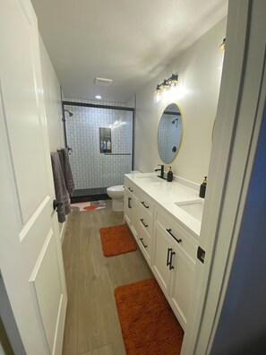 Douche, serviettes fournies, savon, papier toilette