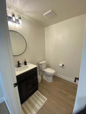 Douche, serviettes fournies, savon, papier toilette