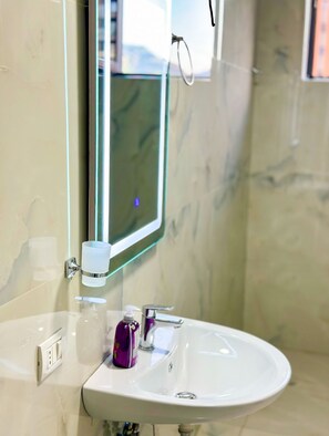 Doccia, bidet, asciugamani, sapone