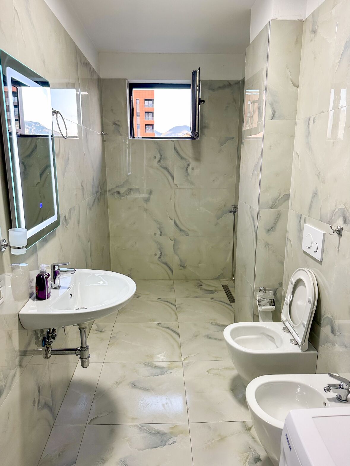 Douche, bidet, serviettes fournies, savon