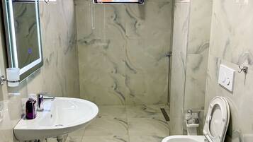Douche, bidet, serviettes fournies, savon