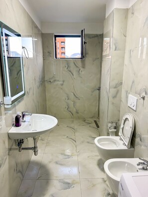 Douche, bidet, serviettes fournies, savon