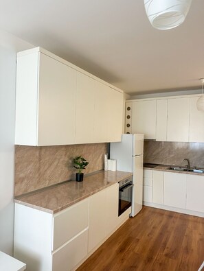 Réfrigérateur, four, plaque de cuisson